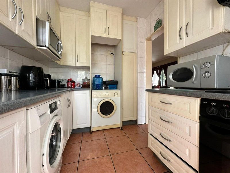 Charming 2-Bedroom Duplex Townhouse with Spacious Garden - Photo 6