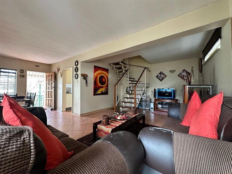 Charming 2-Bedroom Duplex Townhouse with Spacious Garden - Photo 2