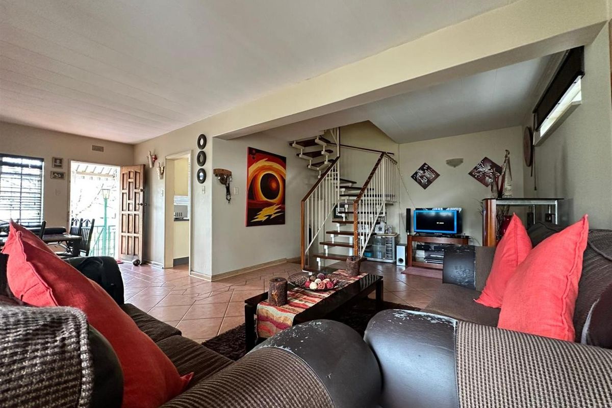 Charming 2-Bedroom Duplex Townhouse with Spacious Garden - Photo 2