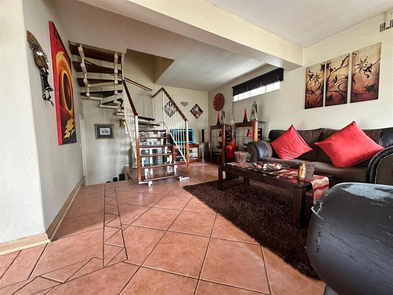 Charming 2-Bedroom Duplex Townhouse with Spacious Garden - Photo 3