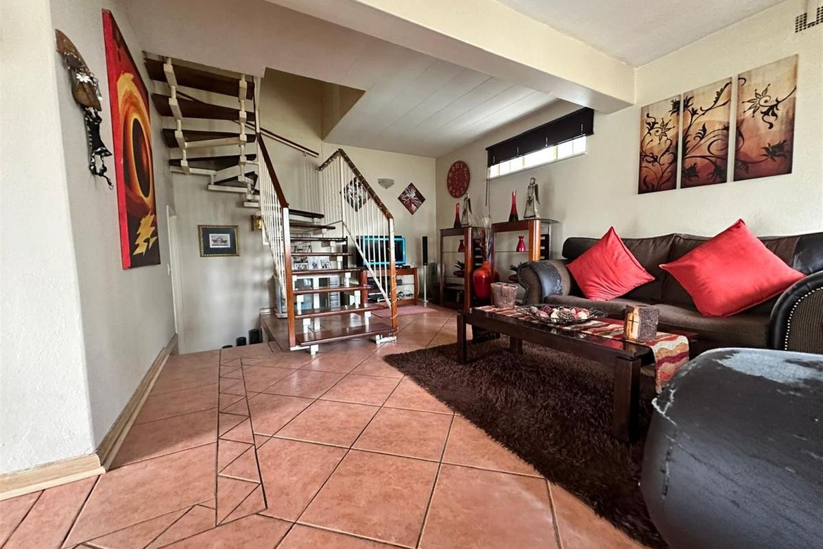 Charming 2-Bedroom Duplex Townhouse with Spacious Garden - Photo 3