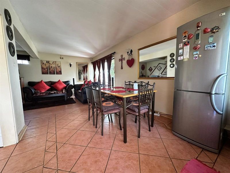 Charming 2-Bedroom Duplex Townhouse with Spacious Garden - Photo 4