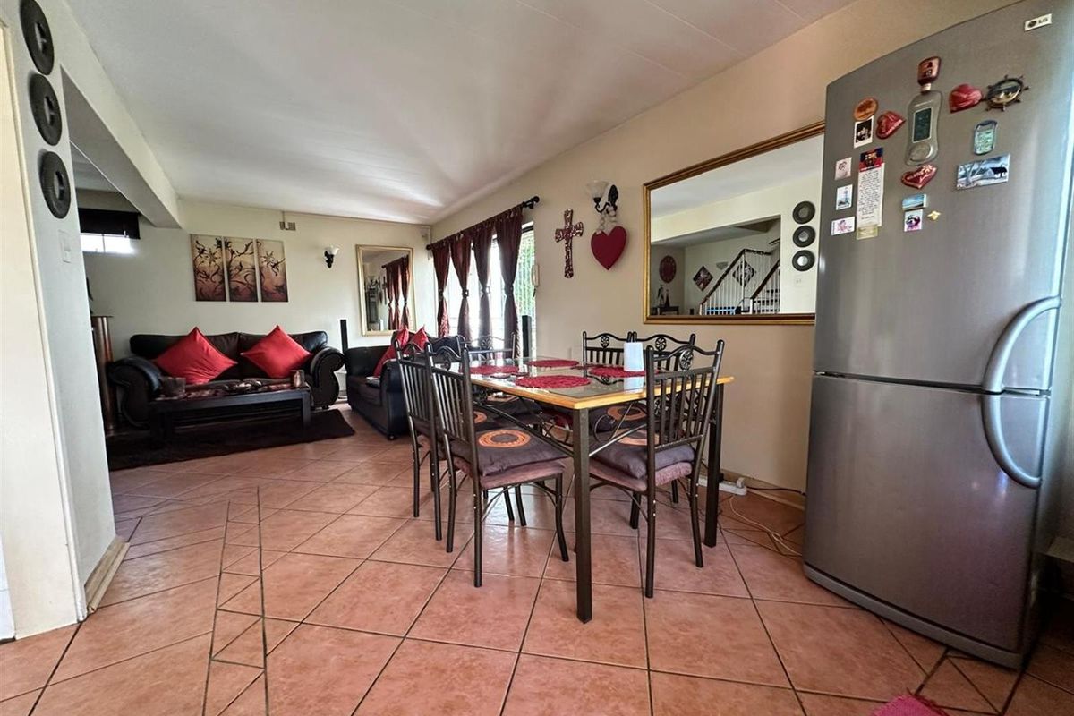 Charming 2-Bedroom Duplex Townhouse with Spacious Garden - Photo 4