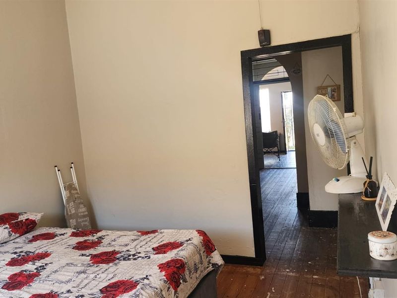 Charming 3 bedroom Family Home with Great Potential - Photo 9