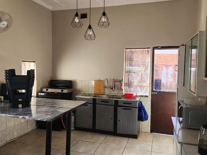 Charming 3 bedroom Family Home with Great Potential - Photo 8