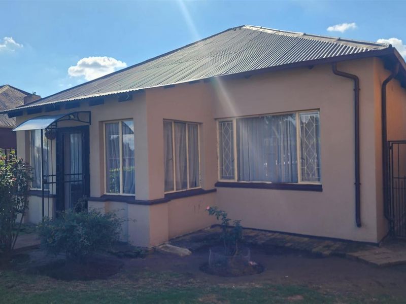 Charming 3 bedroom Family Home with Great Potential - Photo 4