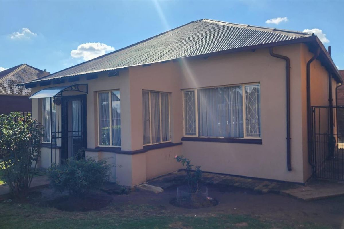 Charming 3 bedroom Family Home with Great Potential - Photo 4