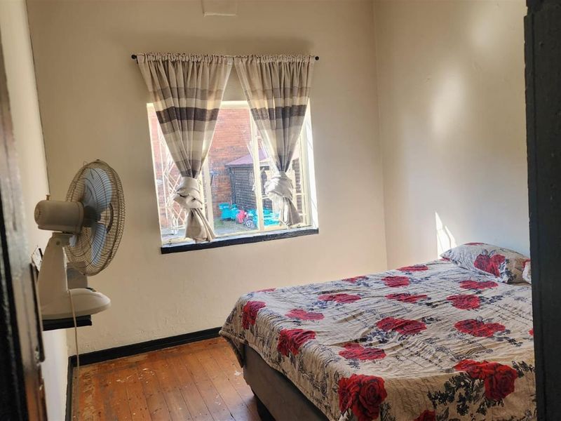 Charming 3 bedroom Family Home with Great Potential - Photo 10