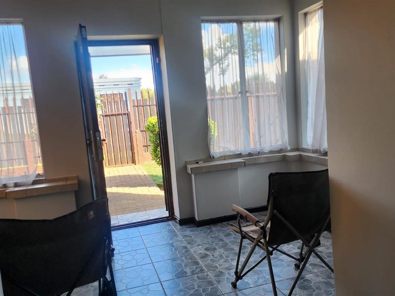 Charming 3 bedroom Family Home with Great Potential - Photo 7