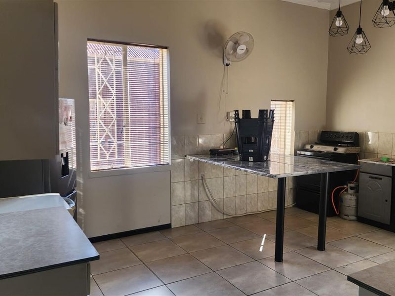 Charming 3 bedroom Family Home with Great Potential - Photo 6