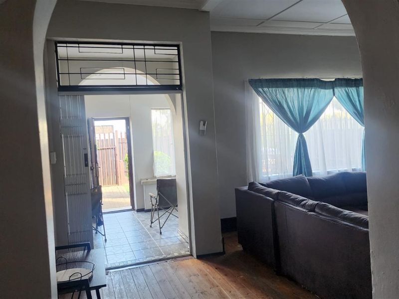 Charming 3 bedroom Family Home with Great Potential - Photo 2