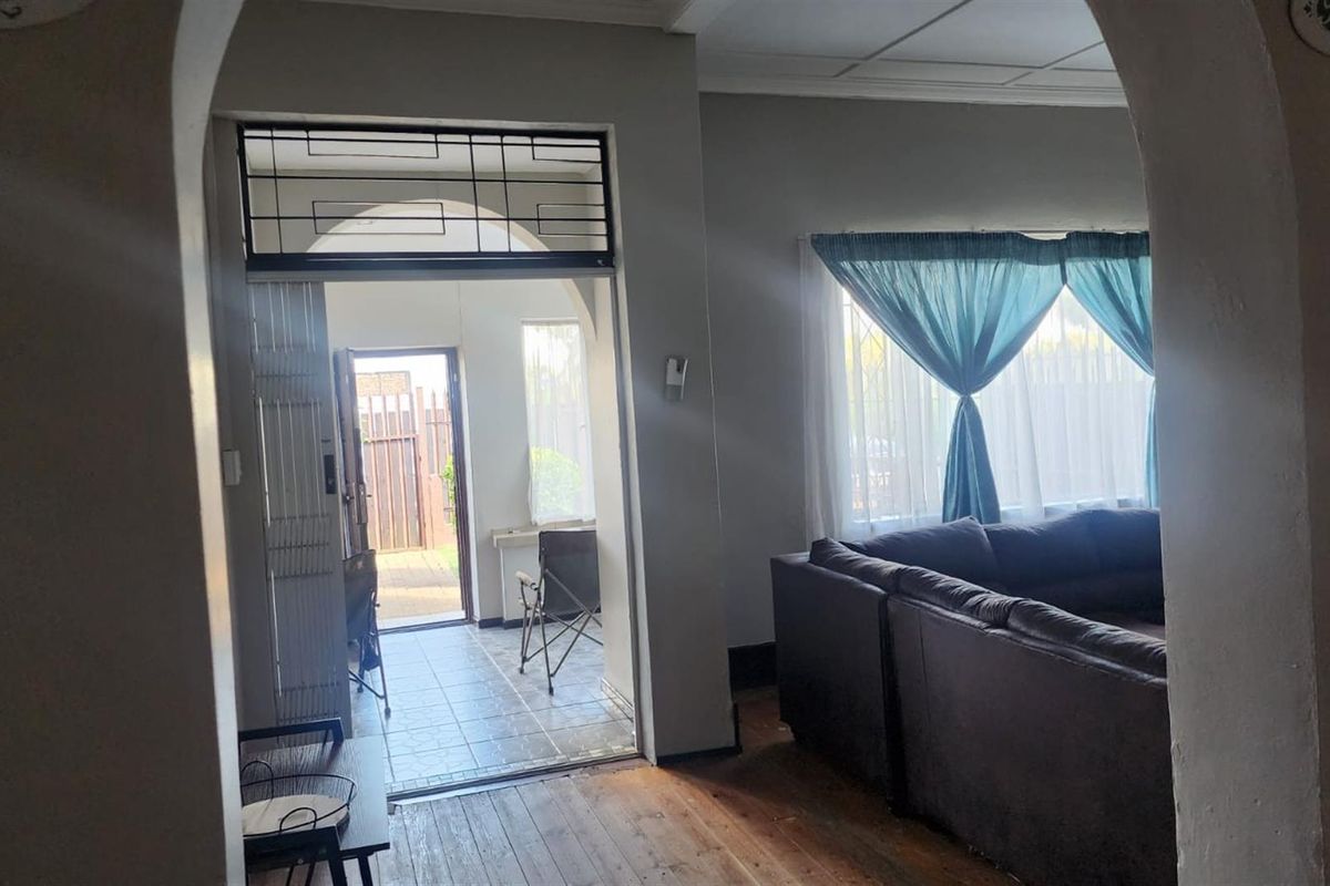 Charming 3 bedroom Family Home with Great Potential - Photo 2