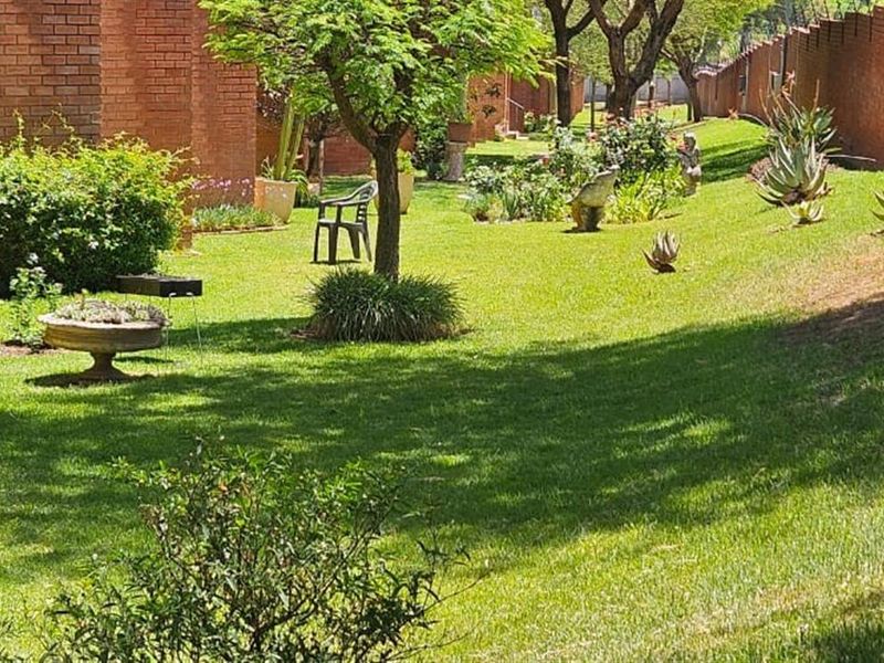 Stylish Fully Furnished Studio Loft Apartment for Sale - Ideal Investment Honeydew Manor, Roodepoort - Photo 7