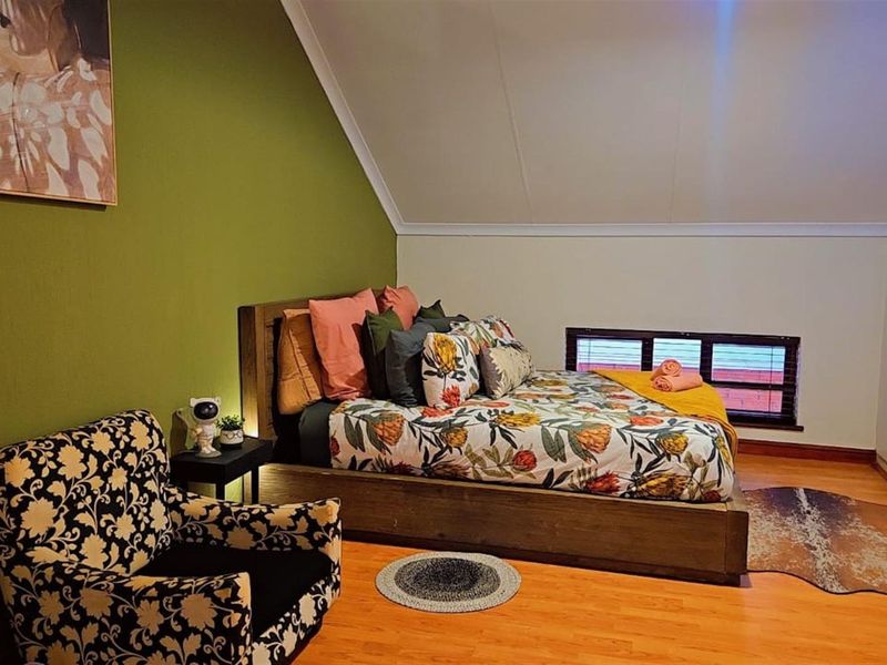 Stylish Fully Furnished Studio Loft Apartment for Sale - Ideal Investment Honeydew Manor, Roodepoort - Photo 5