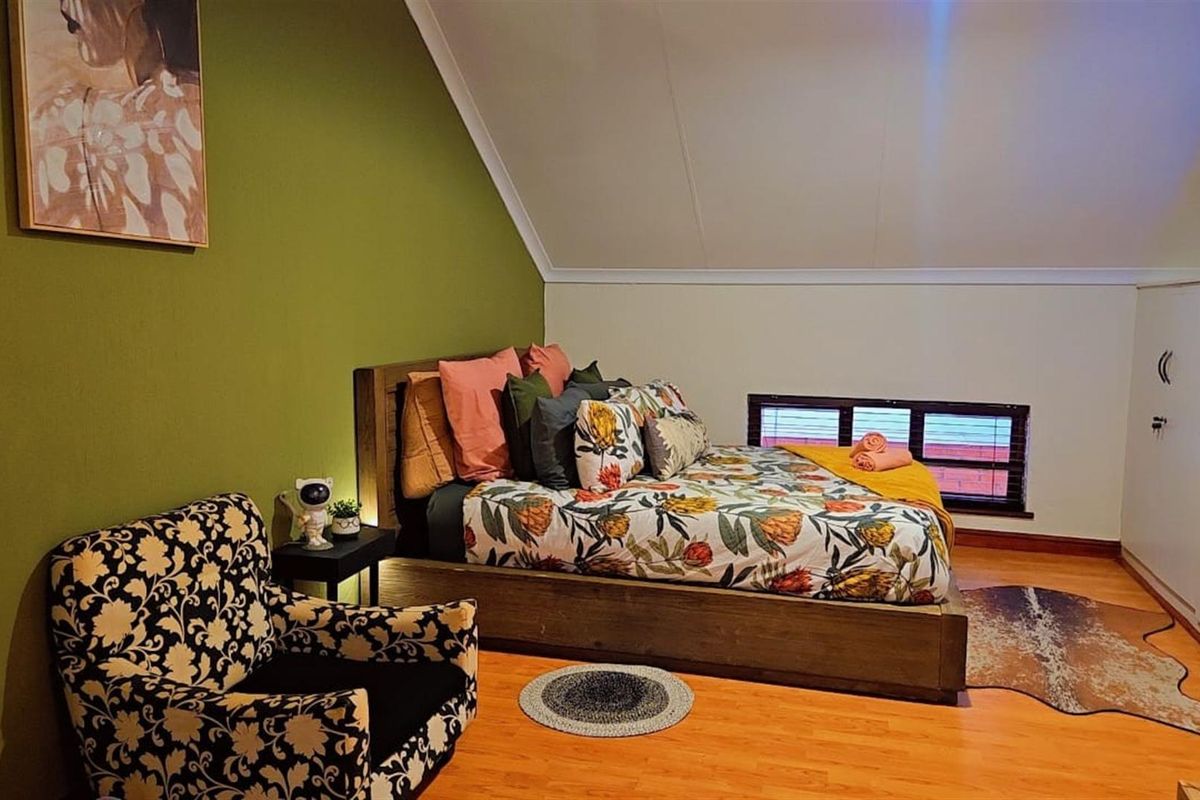 Stylish Fully Furnished Studio Loft Apartment for Sale - Ideal Investment Honeydew Manor, Roodepoort - Photo 5