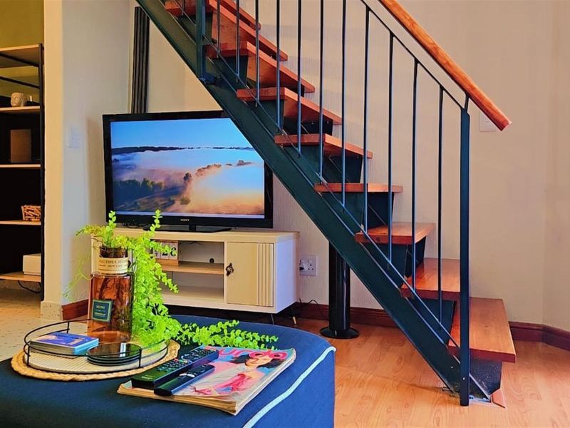 Stylish Fully Furnished Studio Loft Apartment for Sale - Ideal Investment Honeydew Manor, Roodepoort - Photo 3