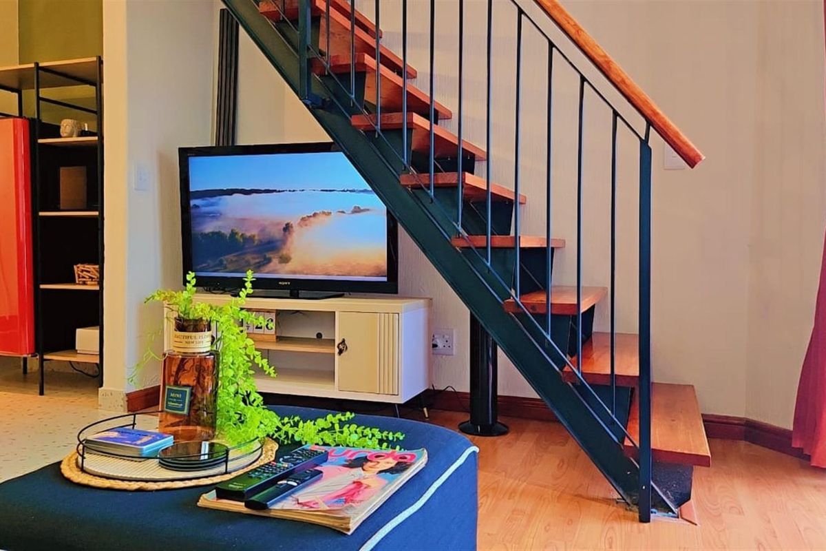 Stylish Fully Furnished Studio Loft Apartment for Sale - Ideal Investment Honeydew Manor, Roodepoort - Photo 3