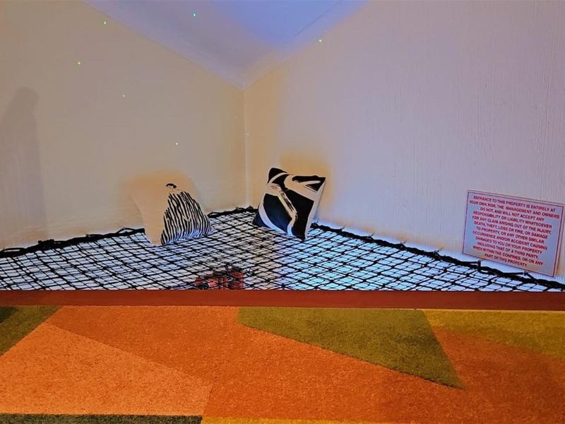 Stylish Fully Furnished Studio Loft Apartment for Sale - Ideal Investment Honeydew Manor, Roodepoort - Photo 9