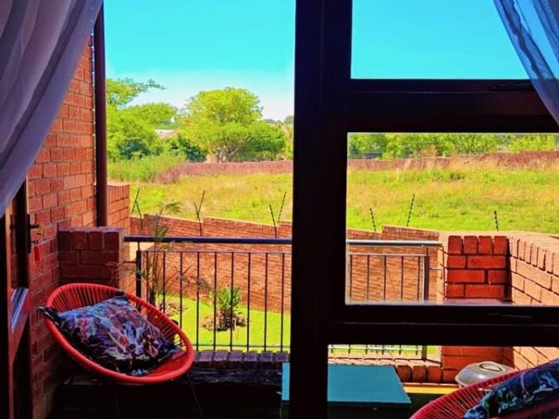 Stylish Fully Furnished Studio Loft Apartment for Sale - Ideal Investment Honeydew Manor, Roodepoort - Photo 8