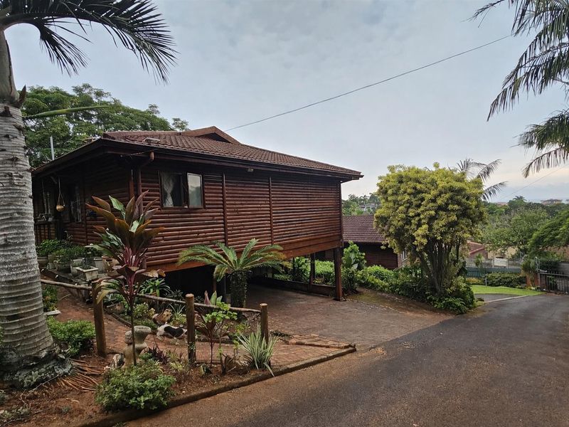 Townhouse For Sale in Manaba Beach, Margate, KwaZulu Natal - Photo 1