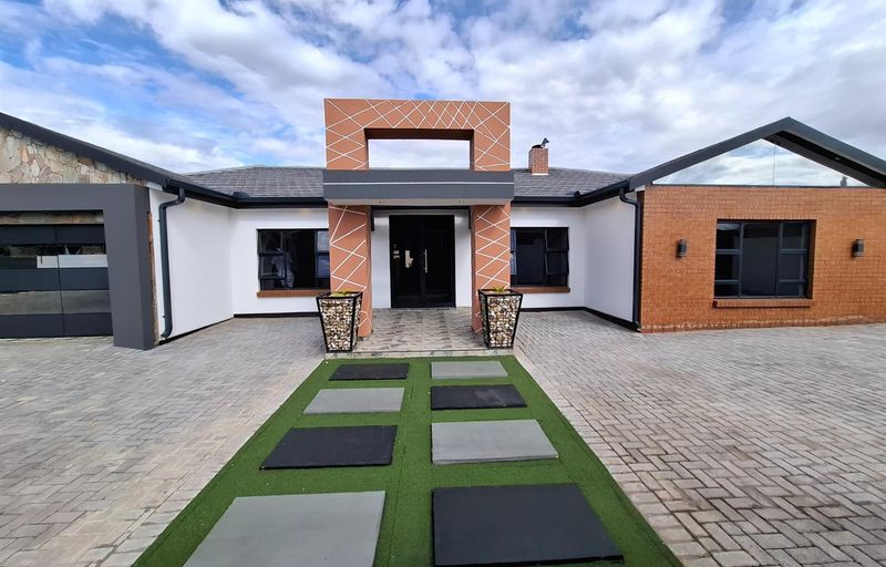 Designer 4-Bedroom Duet with Seamless Indoor-Outdoor Living