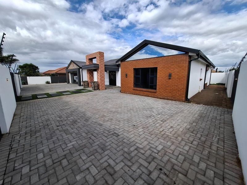 Designer 4-Bedroom Duet with Seamless Indoor-Outdoor Living - Photo 2