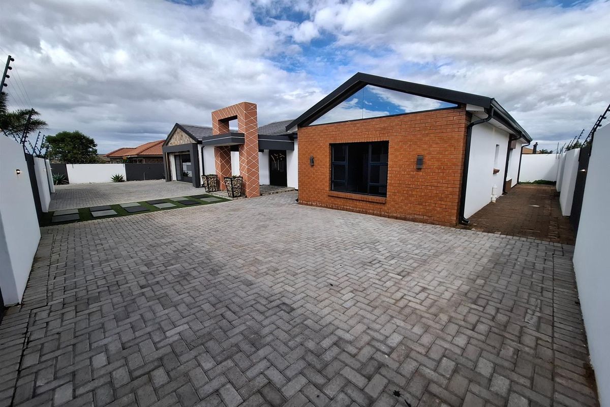 Designer 4-Bedroom Duet with Seamless Indoor-Outdoor Living - Photo 2