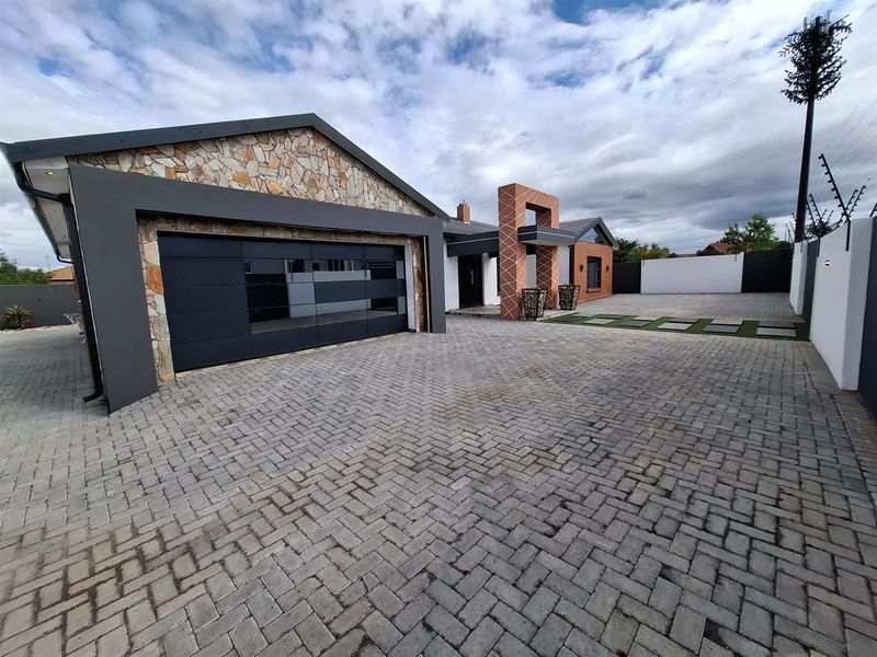 Designer 4-Bedroom Duet with Seamless Indoor-Outdoor Living - Photo 3