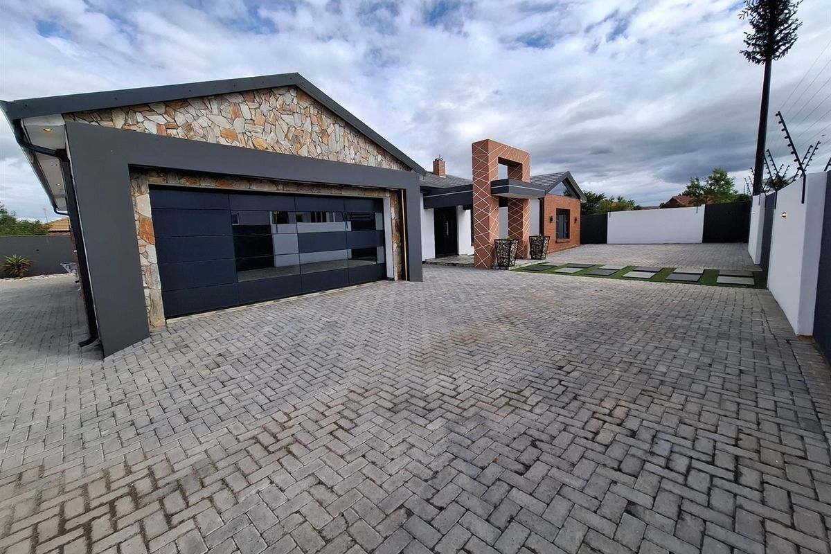 Designer 4-Bedroom Duet with Seamless Indoor-Outdoor Living - Photo 3