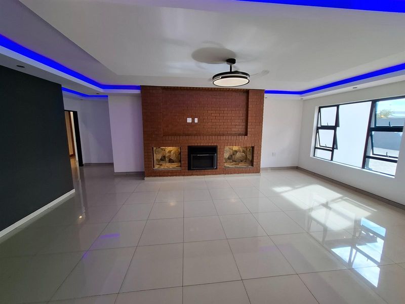 Designer 4-Bedroom Duet with Seamless Indoor-Outdoor Living - Photo 7