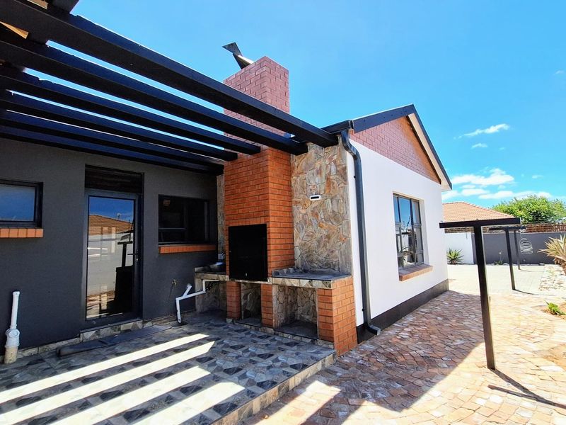 Designer 4-Bedroom Duet with Seamless Indoor-Outdoor Living - Photo 4