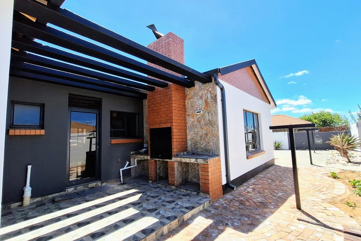 Designer 4-Bedroom Duet with Seamless Indoor-Outdoor Living - Photo 4