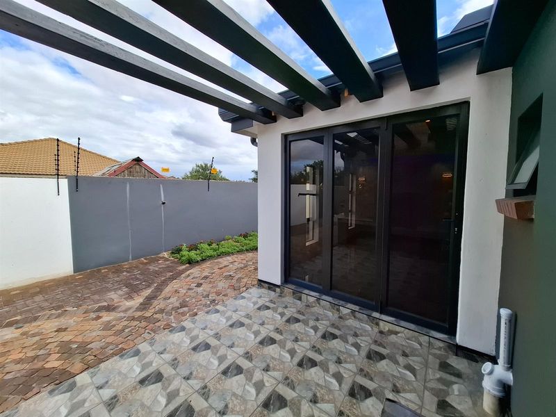 Designer 4-Bedroom Duet with Seamless Indoor-Outdoor Living - Photo 5