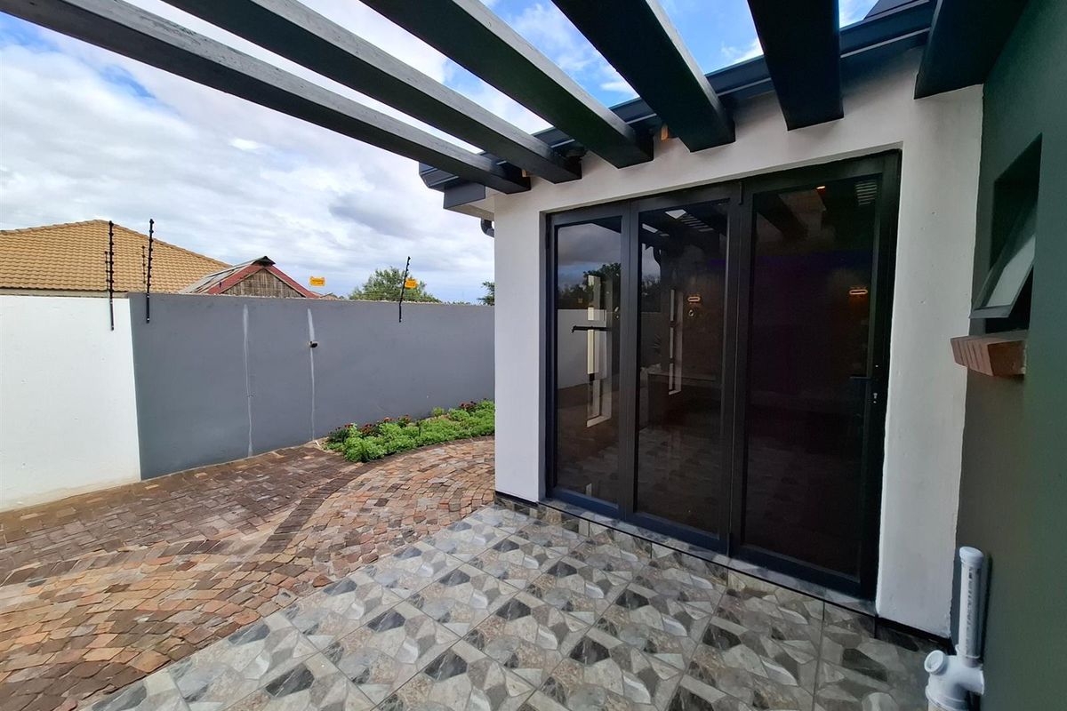 Designer 4-Bedroom Duet with Seamless Indoor-Outdoor Living - Photo 5