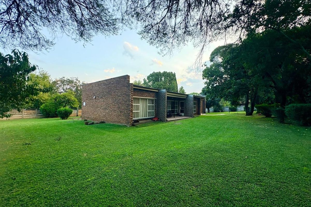 Stop scrolling! The perfect 4 bedroom family home with a large yard. - Photo 4
