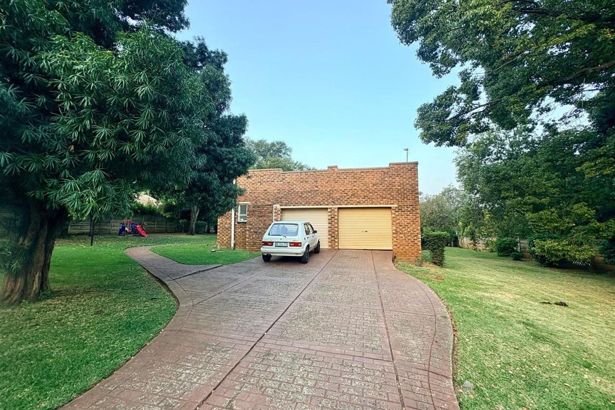 Stop scrolling! The perfect 4 bedroom family home with a large yard. - Photo 2