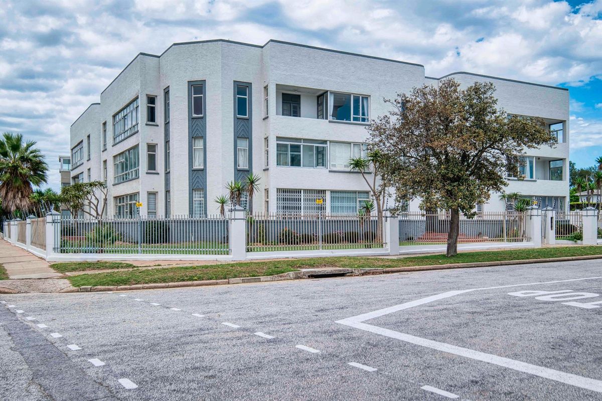 Charming Beachfront Apartment in Classic Glengarry - Photo 2