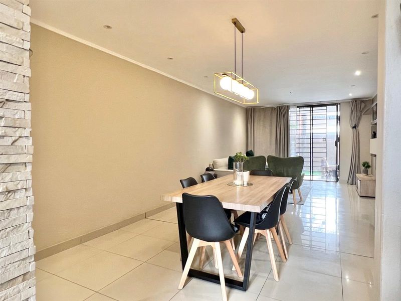 Renovated 2-Bedroom Garden Unit - Available Furnished or Unfurnished - Photo 4