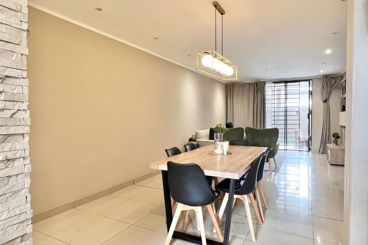 Renovated 2-Bedroom Garden Unit - Available Furnished or Unfurnished - Photo 4