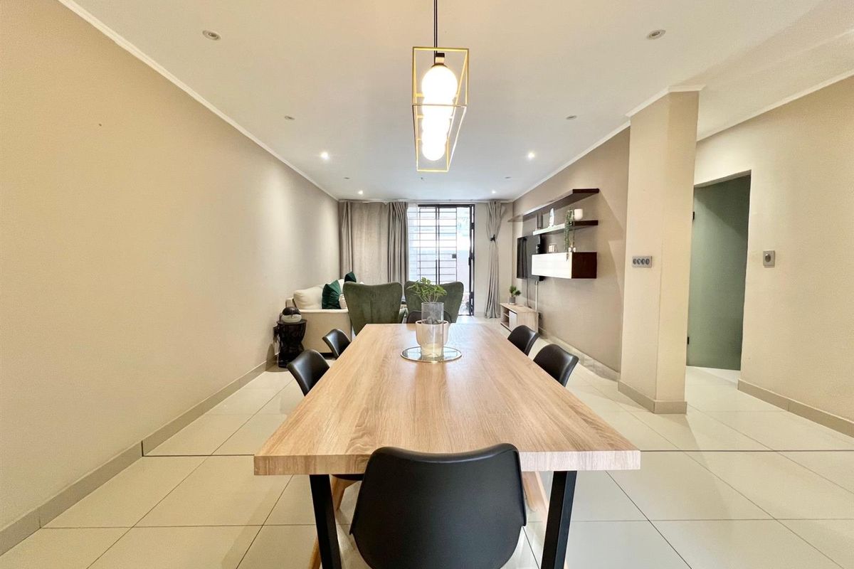 Renovated 2-Bedroom Garden Unit - Available Furnished or Unfurnished - Photo 5