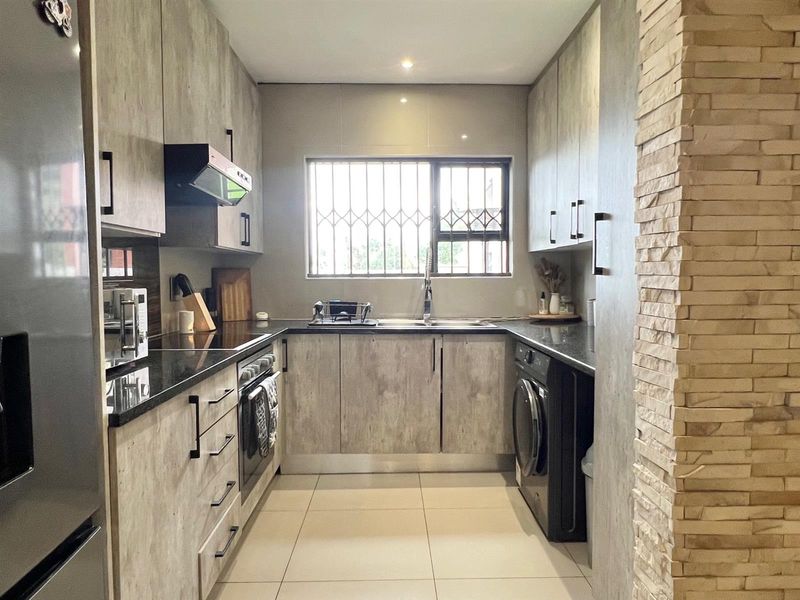 Renovated 2-Bedroom Garden Unit - Available Furnished or Unfurnished - Photo 2