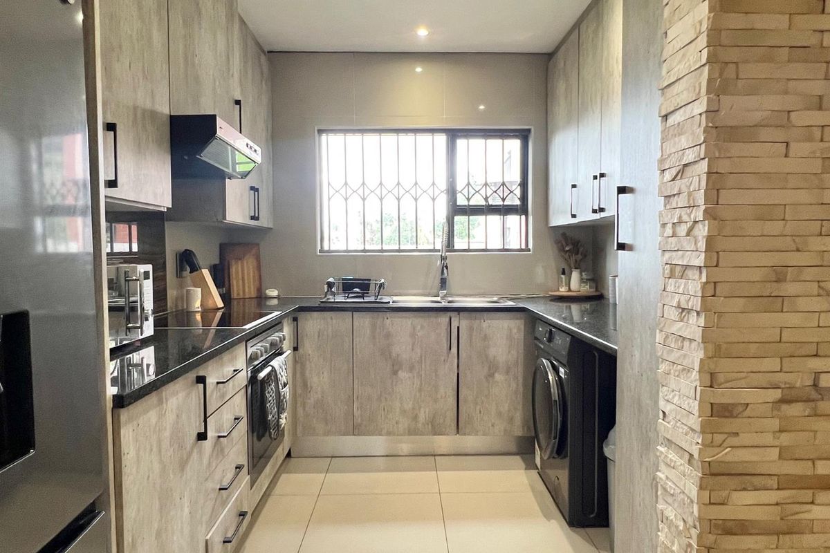 Renovated 2-Bedroom Garden Unit - Available Furnished or Unfurnished - Photo 2