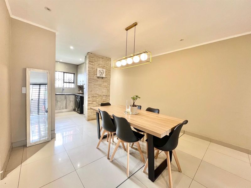 Renovated 2-Bedroom Garden Unit - Available Furnished or Unfurnished - Photo 3