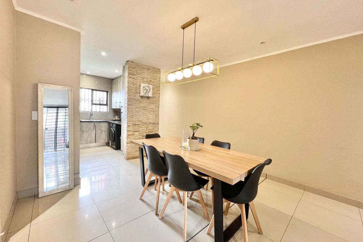 Renovated 2-Bedroom Garden Unit - Available Furnished or Unfurnished - Photo 3