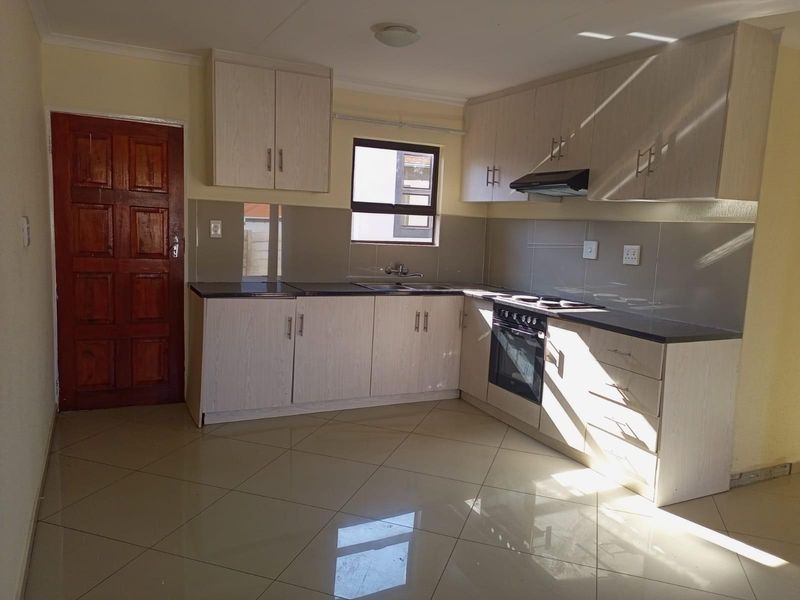 Townhouse For Sale in Chiawelo, Soweto - Photo 6