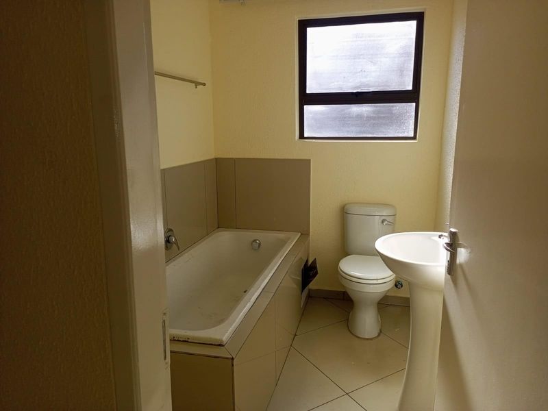 Townhouse For Sale in Chiawelo, Soweto - Photo 8