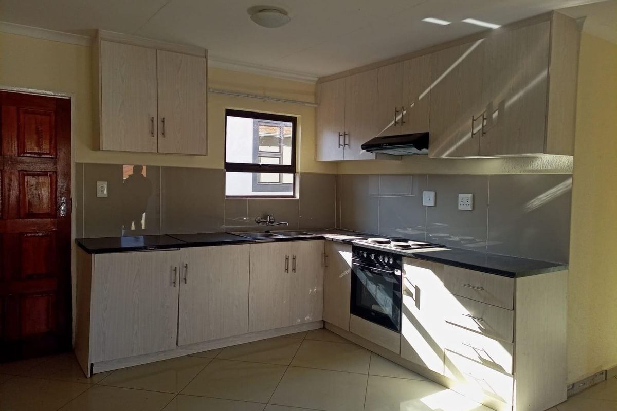 Townhouse For Sale in Chiawelo, Soweto - Photo 4