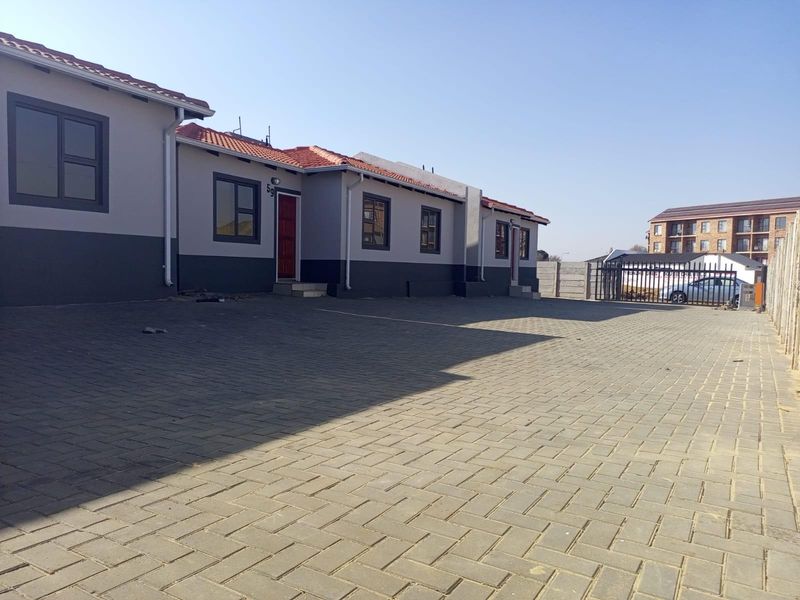 Townhouse For Sale in Chiawelo, Soweto - Photo 2