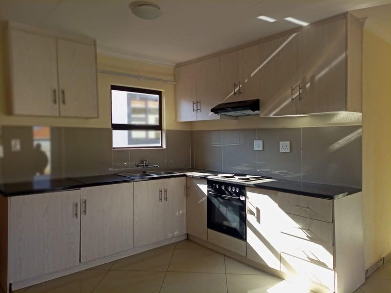 Townhouse For Sale in Chiawelo, Soweto - Photo 3