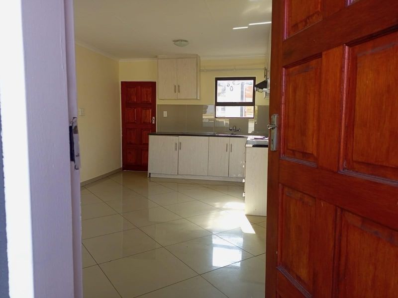 Townhouse For Sale in Chiawelo, Soweto - Photo 10